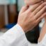 médica examinando nódulo de tireoide em paciente