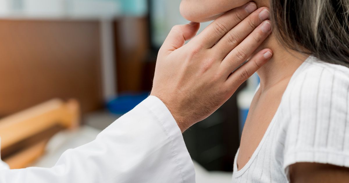 médica examinando nódulo de tireoide em paciente